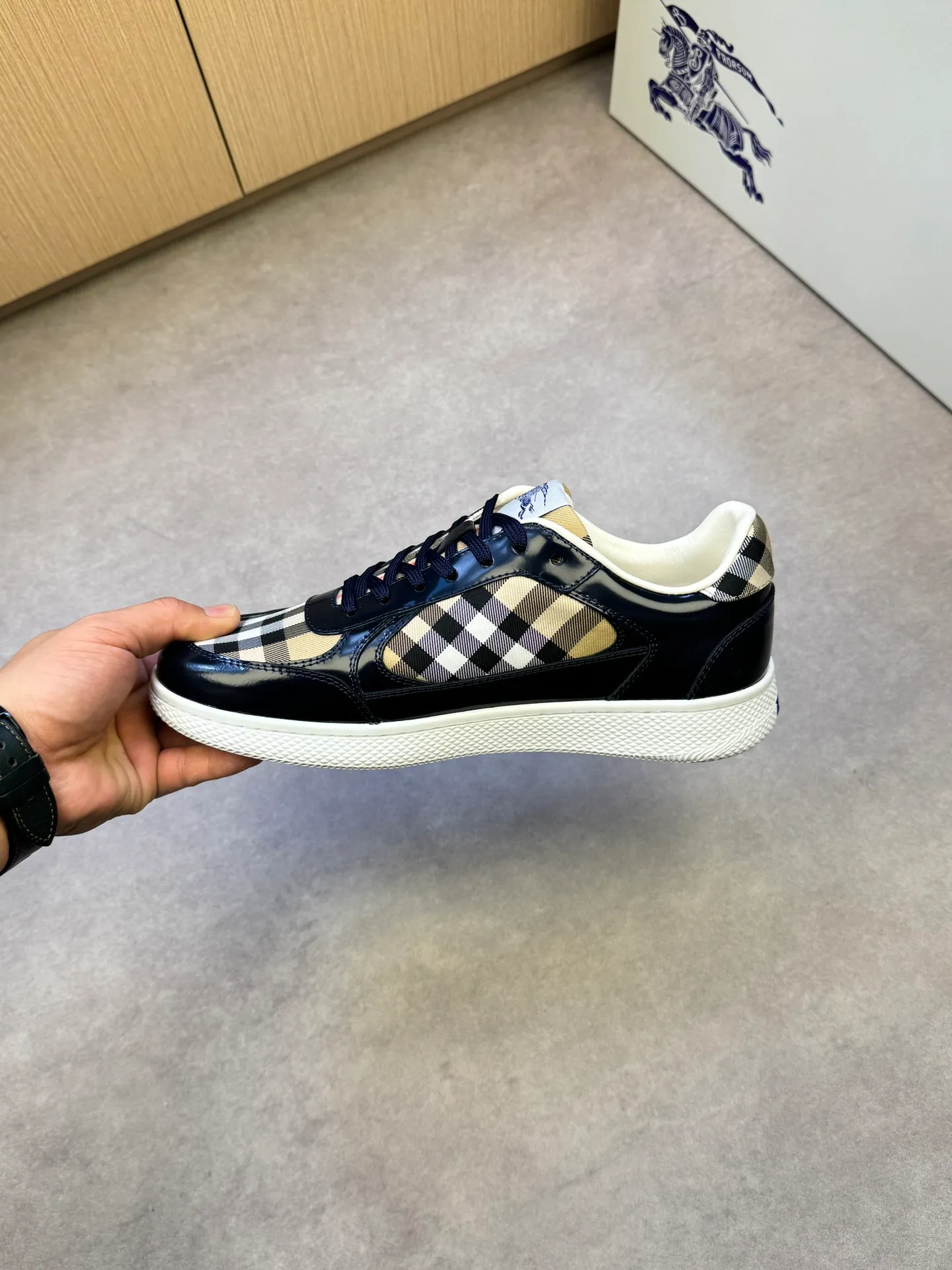 P400 [BURBERRY] Burberry casual sports sneakers - Upper: imported 🔝 open edge beaded calfskin, brand totem cloth, tongue brand cloth label - Inner: water-dyed cowhide - Outsole: ultra-light TPR rubber; two-color molded outsole - Super high quality control·Fine workmanship: highlighted (high-end, extravagance, grade) -Size: 38-44 (Male 45, can be customized)·BBR0372